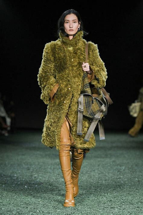 casse acustiche sfilata burberry|I cappotti della sfilata Burberry Autunno Inverno 2024 2025.